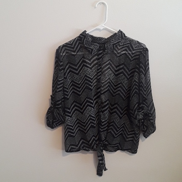 Patterned Button Up Top - Picture 4 of 5